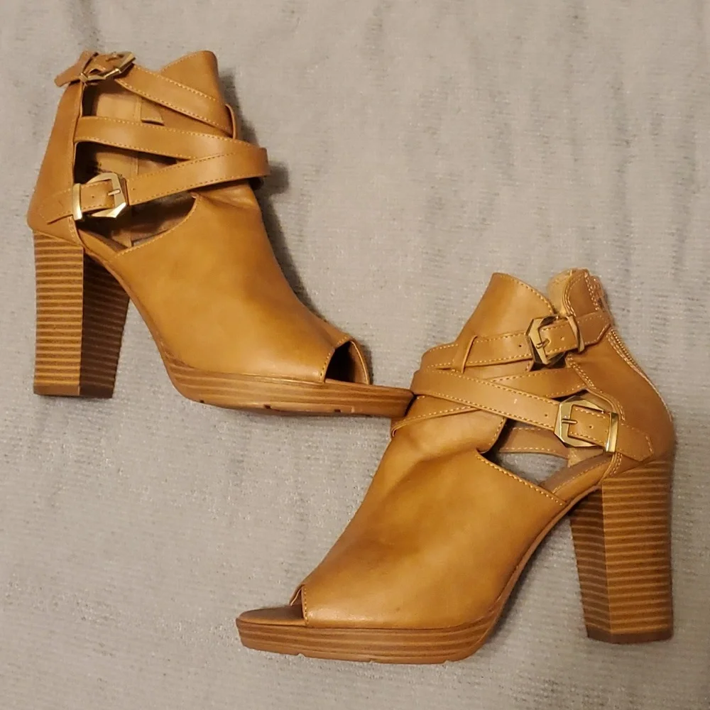 Charlotte Russe Chunky Heels Tan - Picture 1 of 5